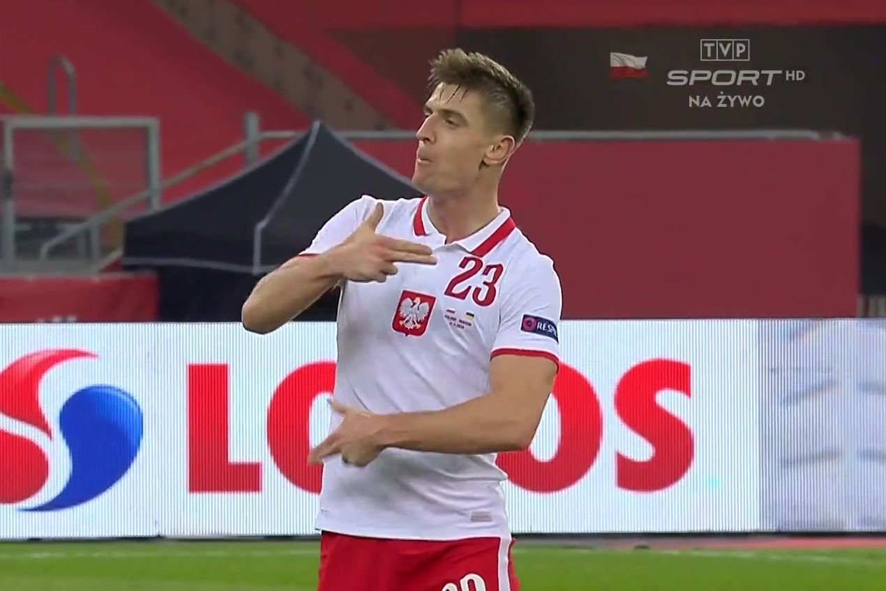Krzysztof Piątek cieszy się ze strzelenia pierwszego gola w spotkaniu z Ukrainą