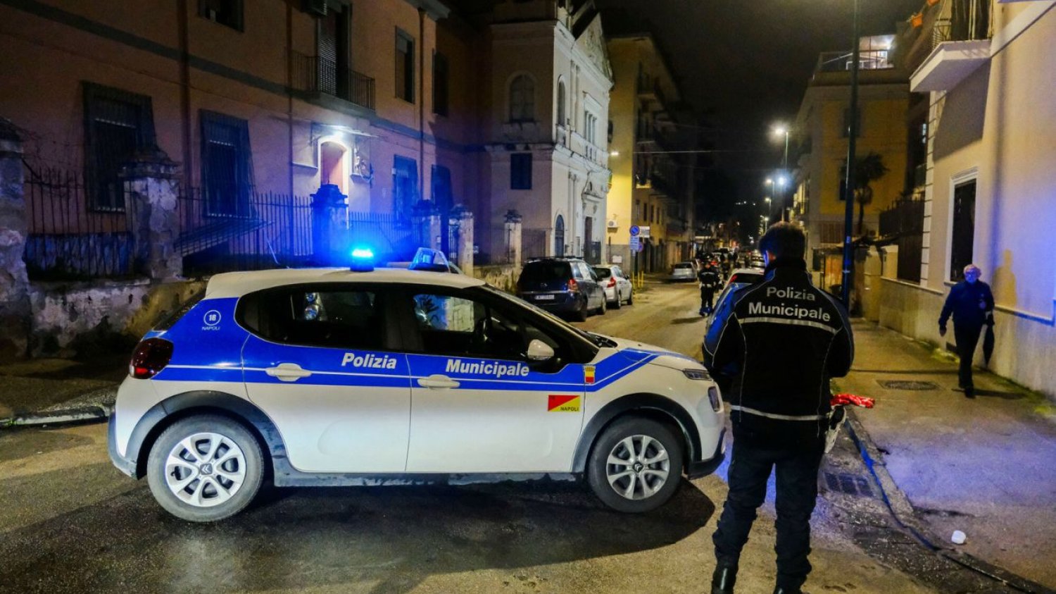 Ludzie uciekali z domów po trzęsieniu ziemi w Neapolu Trzęsienie ziemi w Neapolu