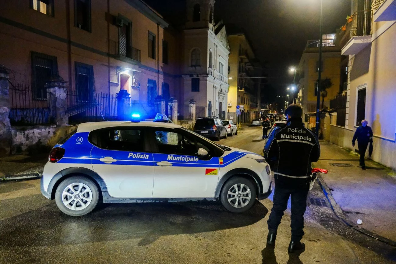 Ludzie uciekali z domów po trzęsieniu ziemi w Neapolu Trzęsienie ziemi w Neapolu