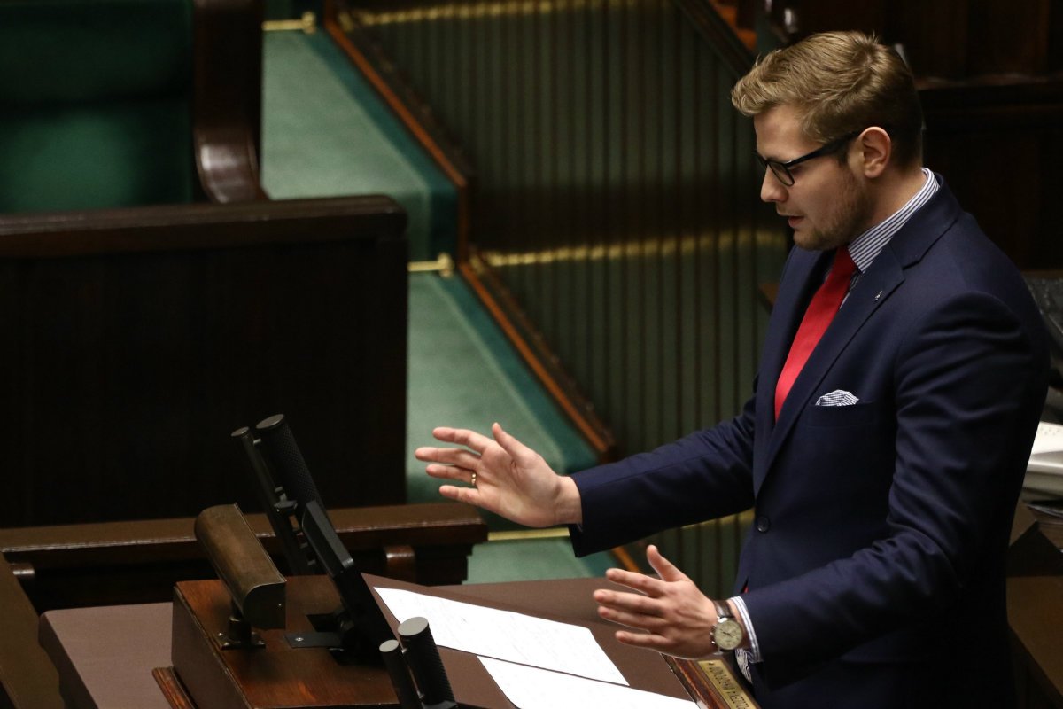 Michał Woś robi szybką karierę na prawicy. Co prawda stracił stanowisko wiceministra w wyniku rekonstrukcji Morawieckiego, ale nie zatonął.