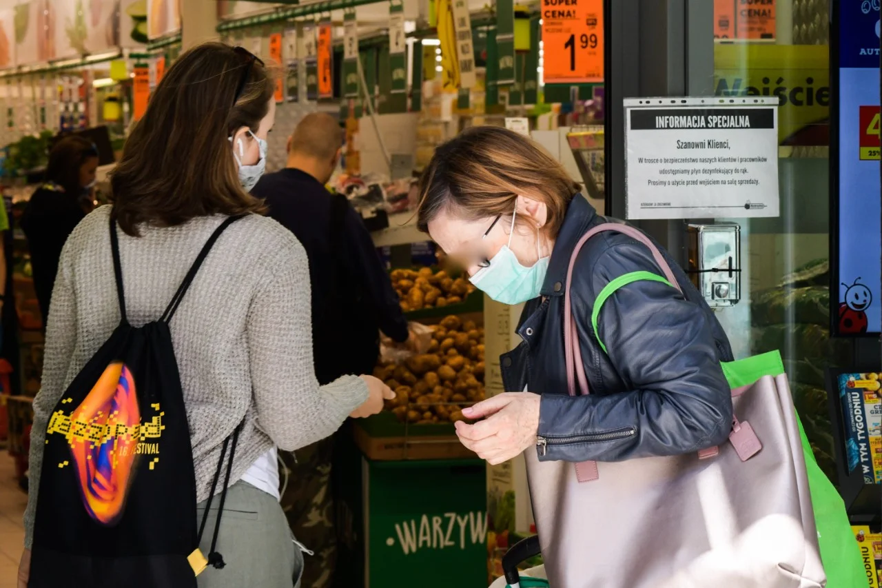 Polacy są przygotowani na powrót obostrzeń, jeśli sytuacja epidemiczna by tego wymagała. Tak wynika z sondażu SW Research dla rp.pl. Polacy są przygotowani na powrót obostrzeń. Tak wynika z sondażu SW Research dla "Rzeczpospolitej".