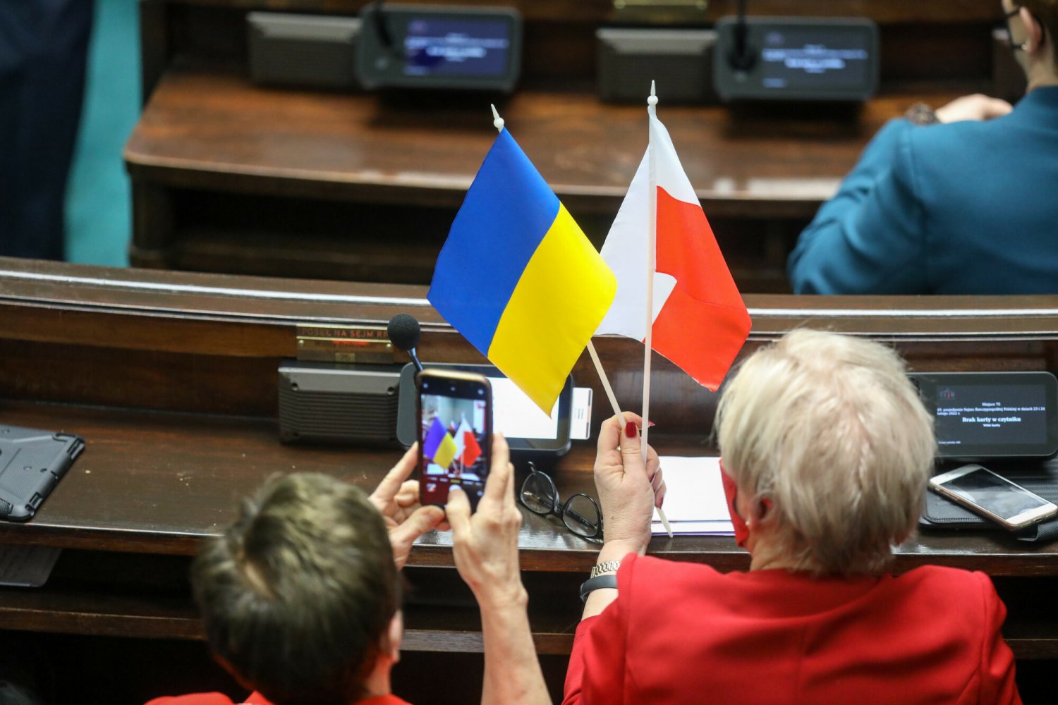 Sejm poprzez aklamację przyjął uchwałę potępiającą rosyjską agresję wobec Ukrainy.