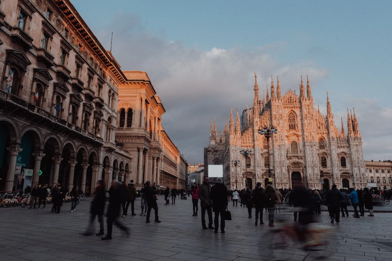 Widok na ikoniczną katedrę Duomo di Milano