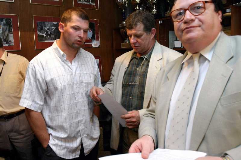 Prezes PZPC Zygmunt Wasiela (z prawej) zarzuca Szymonowi Kołeckiemu niszczenie dobrej opinii o dyscyplinie