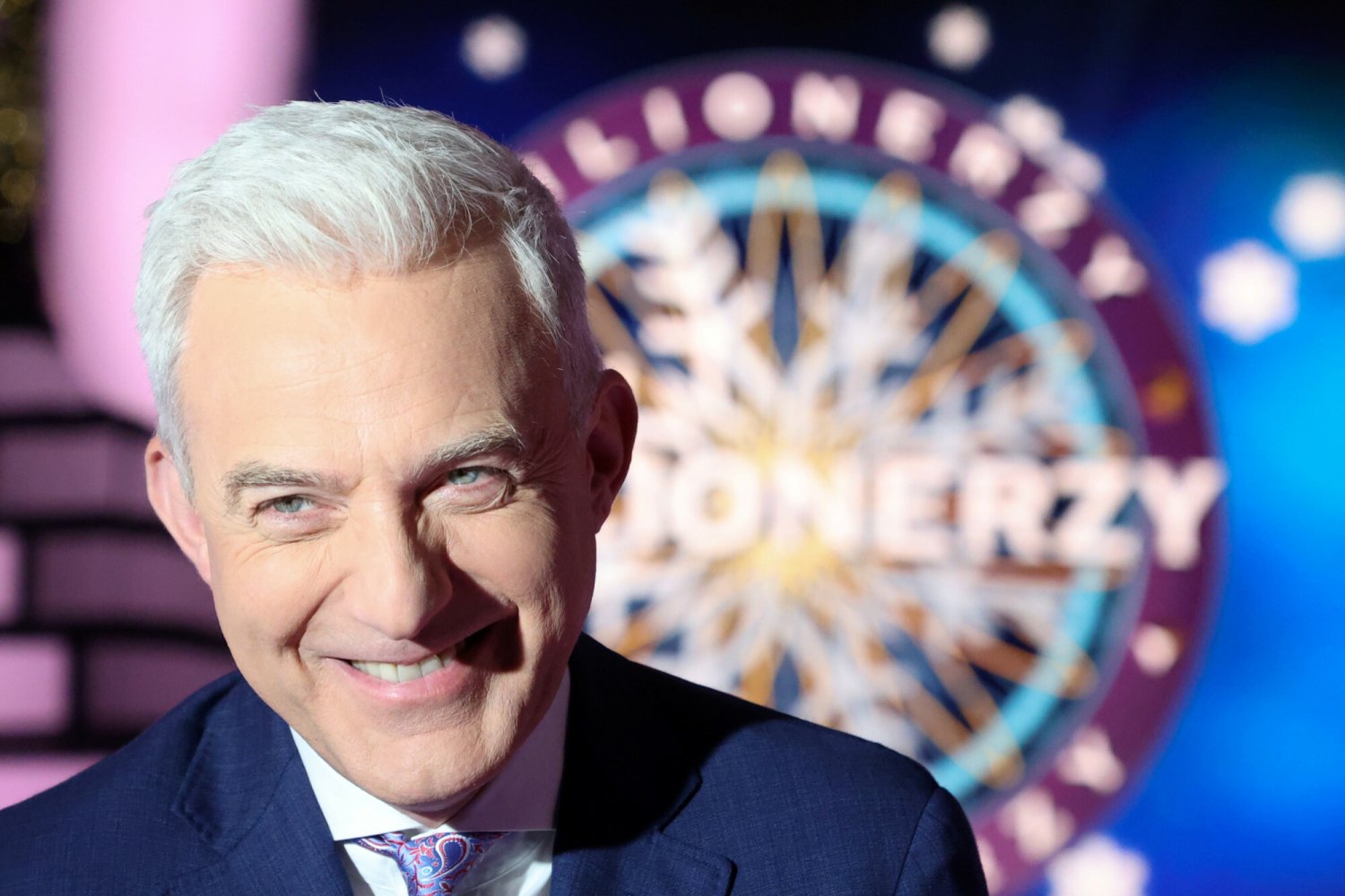 Hubert Urbański po raz pierwszy zasiadł na fotelu prowadzącego teleturniej "Milionerzy" we wrześniu 1999 roku