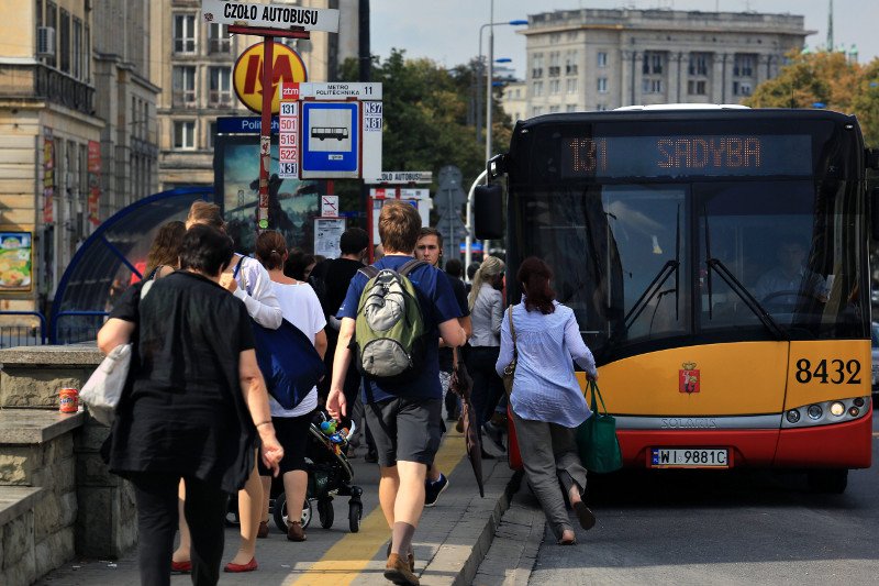 Gdzie wasze ludzkie odruchy? W pośpiechu, zapatrzeni w smartfony, nie dostrzegacie tego, co ważne.