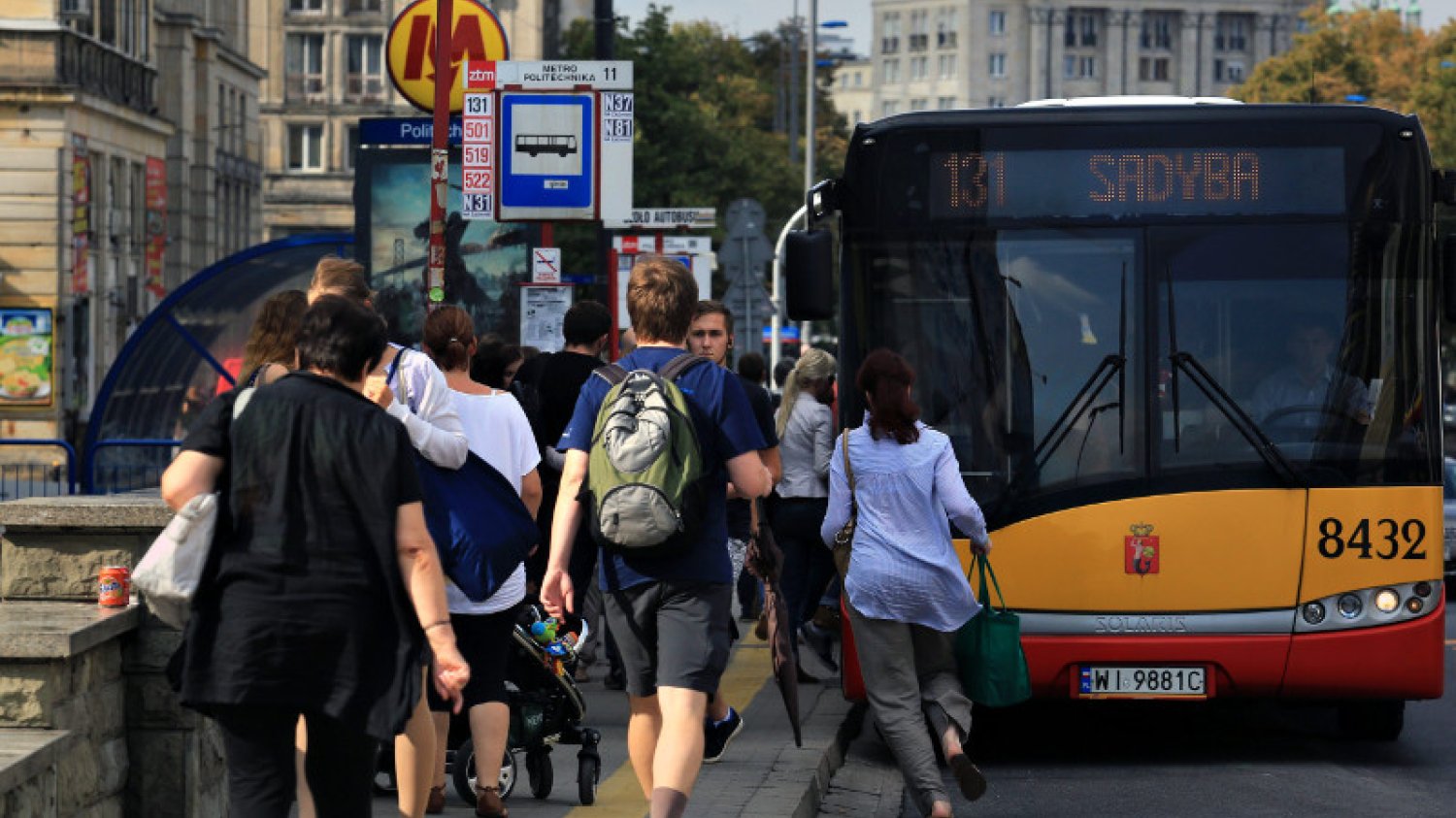 Gdzie wasze ludzkie odruchy? W pośpiechu, zapatrzeni w smartfony, nie dostrzegacie tego, co ważne.