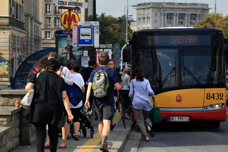 Gdzie wasze ludzkie odruchy? W pośpiechu, zapatrzeni w smartfony, nie dostrzegacie tego, co ważne.