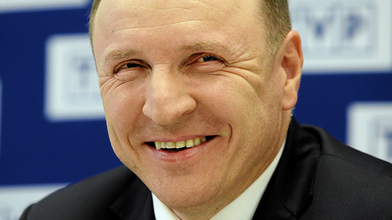 Prezes TVP Jacek Kurski ma pewne powody do zadowolenia. Okazało się, że TVP Info ogląda obecnie nieznacznie więcej widzów niż TVN24.
