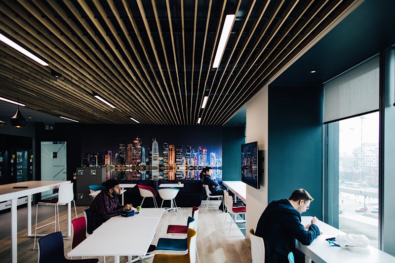 Nowa lokalizacja Citi Service Center Poland w Warszawie funkcjonuje w systemie Citi Works, który pozwala łączyć elementy coworkingu ze stabilnością pracy na etacie. Z tego rozwiązania może korzystać 1600 pracujących przy Rondzie Daszyńskiego osób.