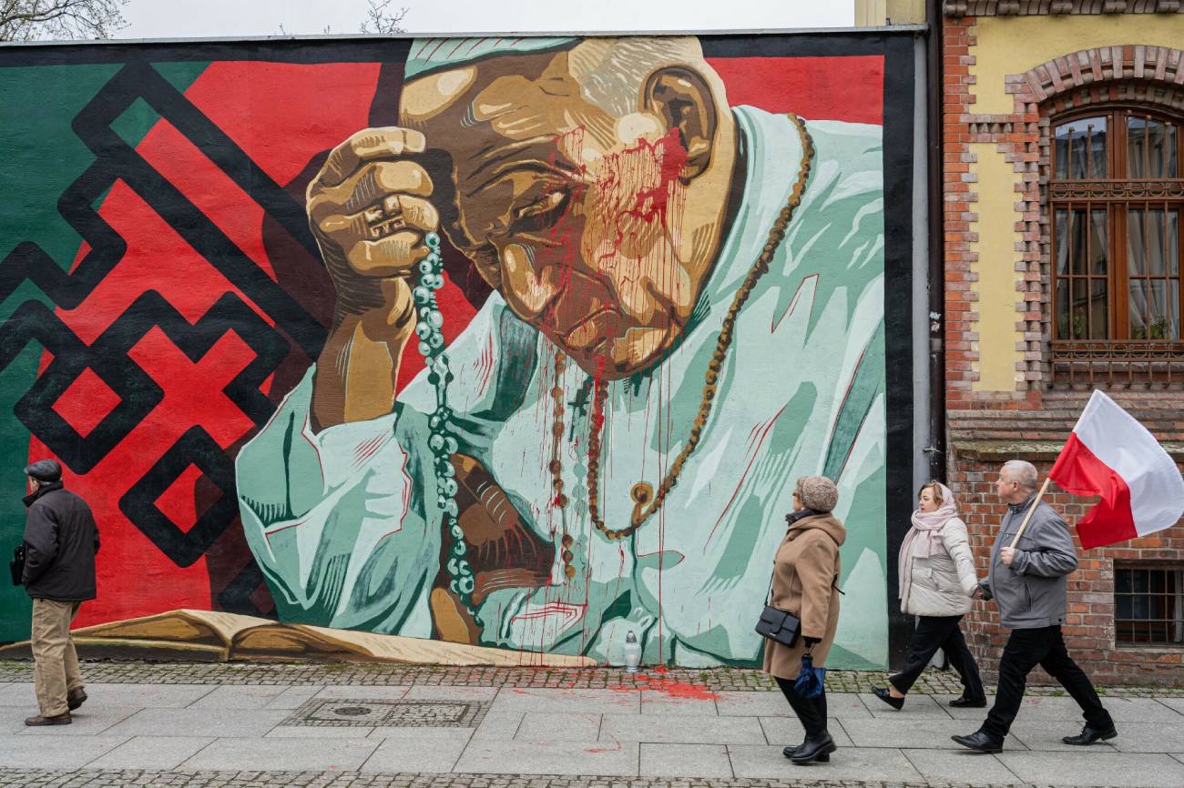 Mural z Janem Pawłem II we Wrocławiu oblany farbą. Wizerunek papieża