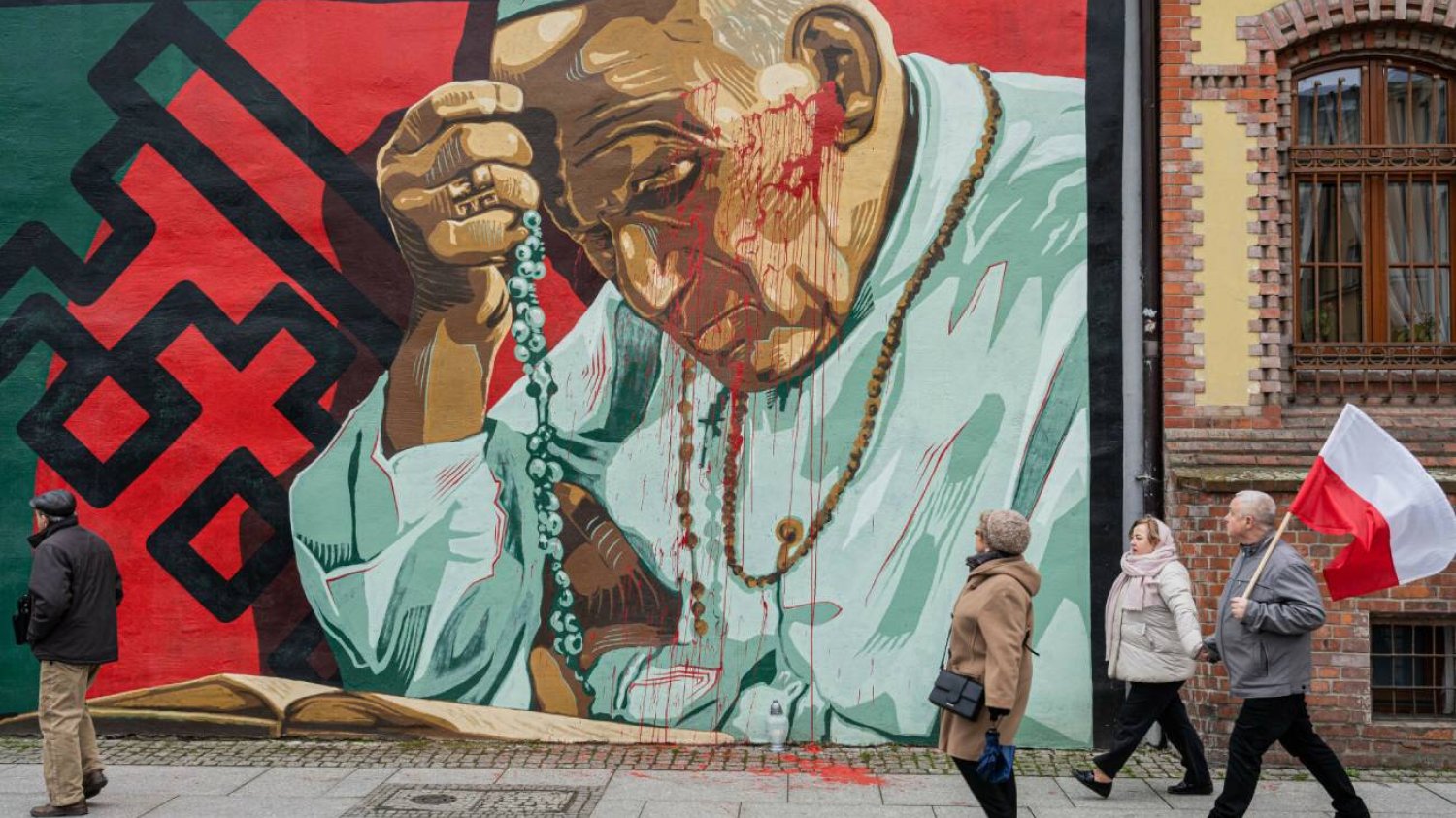 Mural z Janem Pawłem II we Wrocławiu oblany farbą. Wizerunek papieża