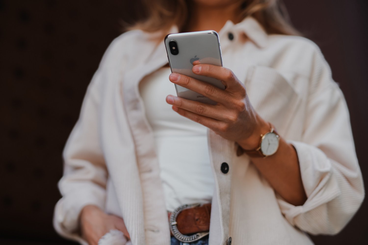 kobieta ze smartfonem