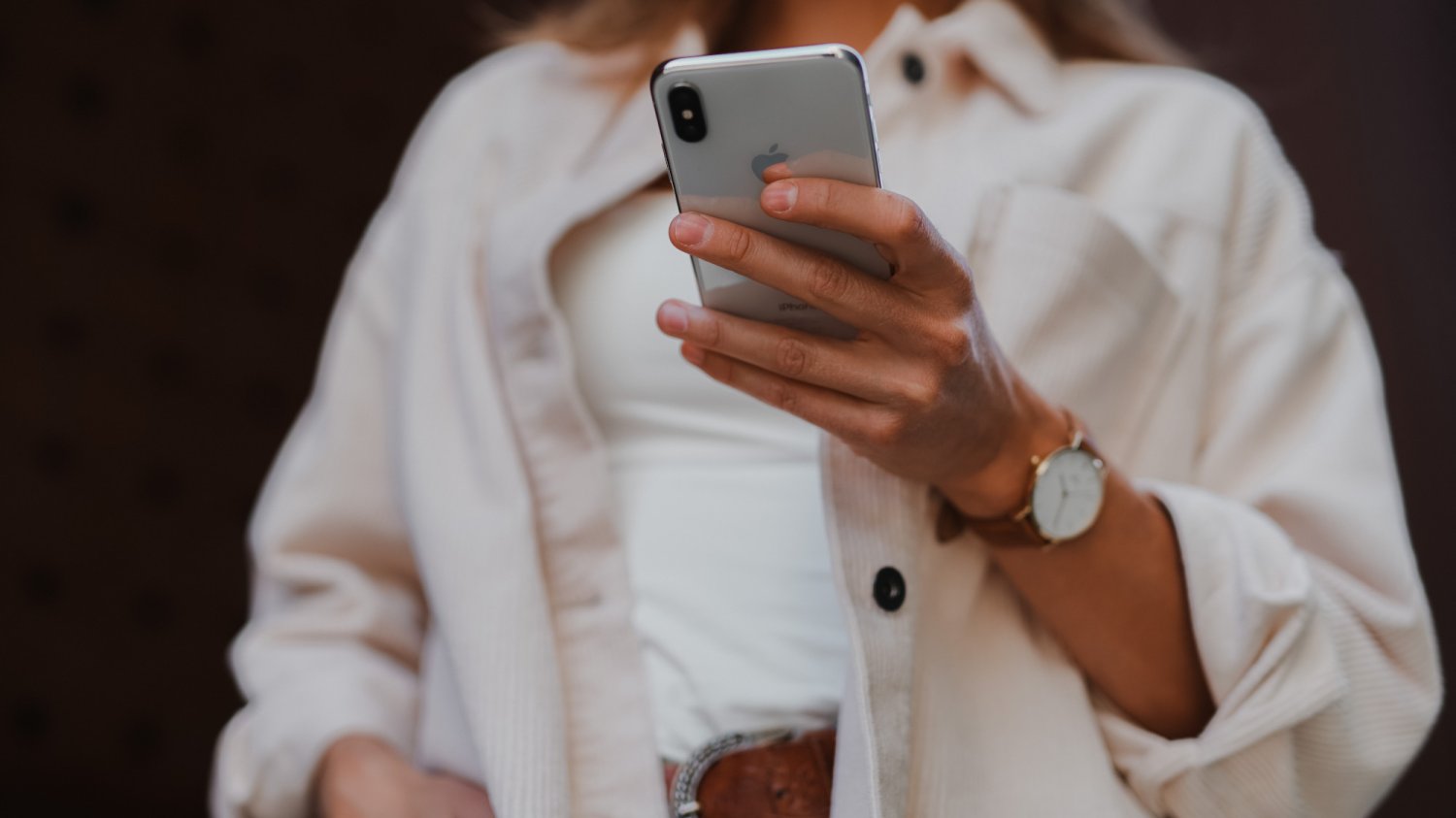 aplikacje w ogarnianiu życia kobieta ze smartfonem