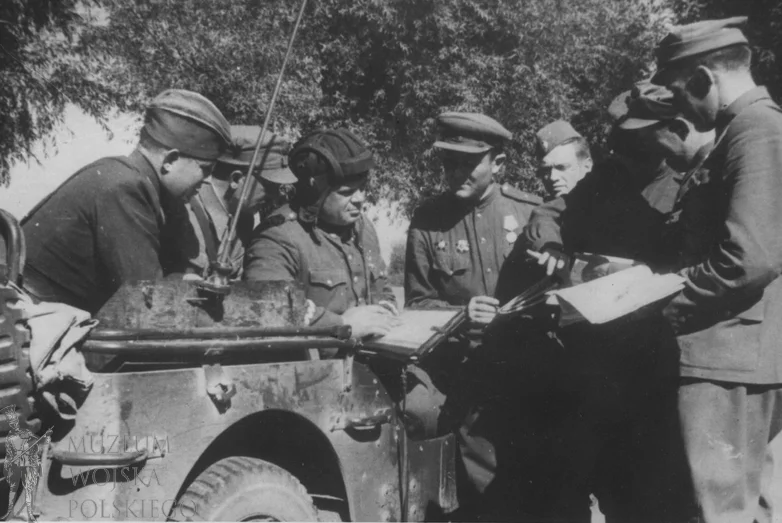 Początek bitwy pod Studziankami (1944), w której brali udział żołnierze 1 Brygady Pancernej im. Bohaterów Westerplatte.