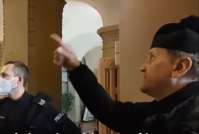Skandaliczne zachowanie księdza Woźnickiego. Awantura w poznańskim sądzie.