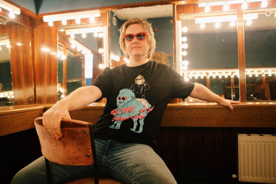 Lewis Capaldi słynie nie tylko ze swojej oryginalnej barwy głosu, ale również poczucia humoru i dystansu
