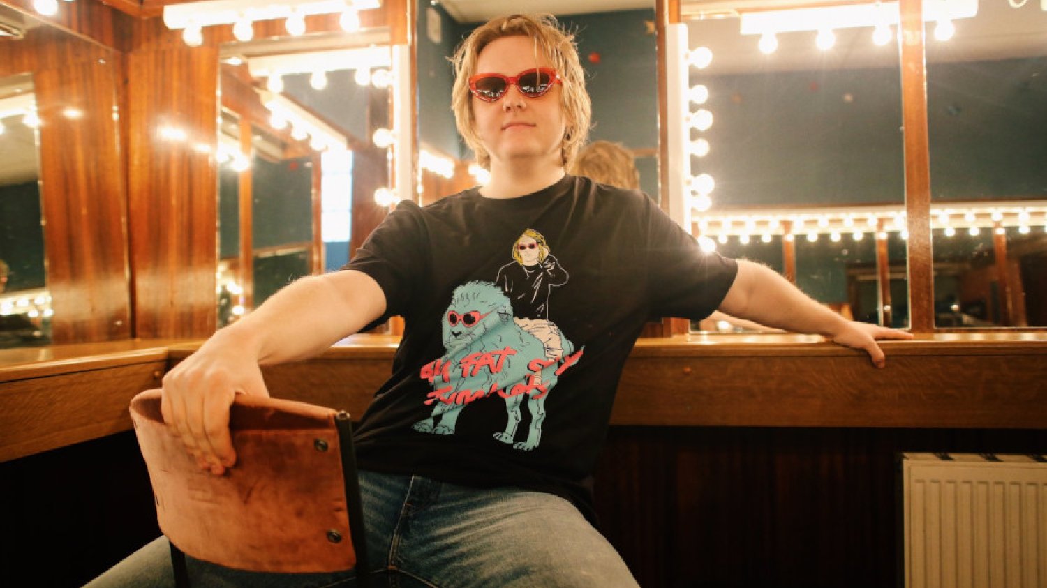 Lewis Capaldi słynie nie tylko ze swojej oryginalnej barwy głosu, ale również poczucia humoru i dystansu
