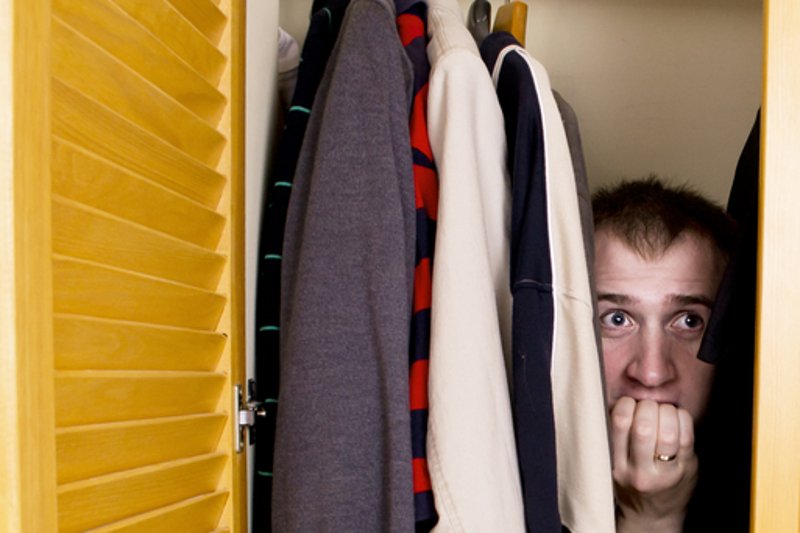 Mężczyzna ukrywał się przez blisko rok w dziurze w ścianie.