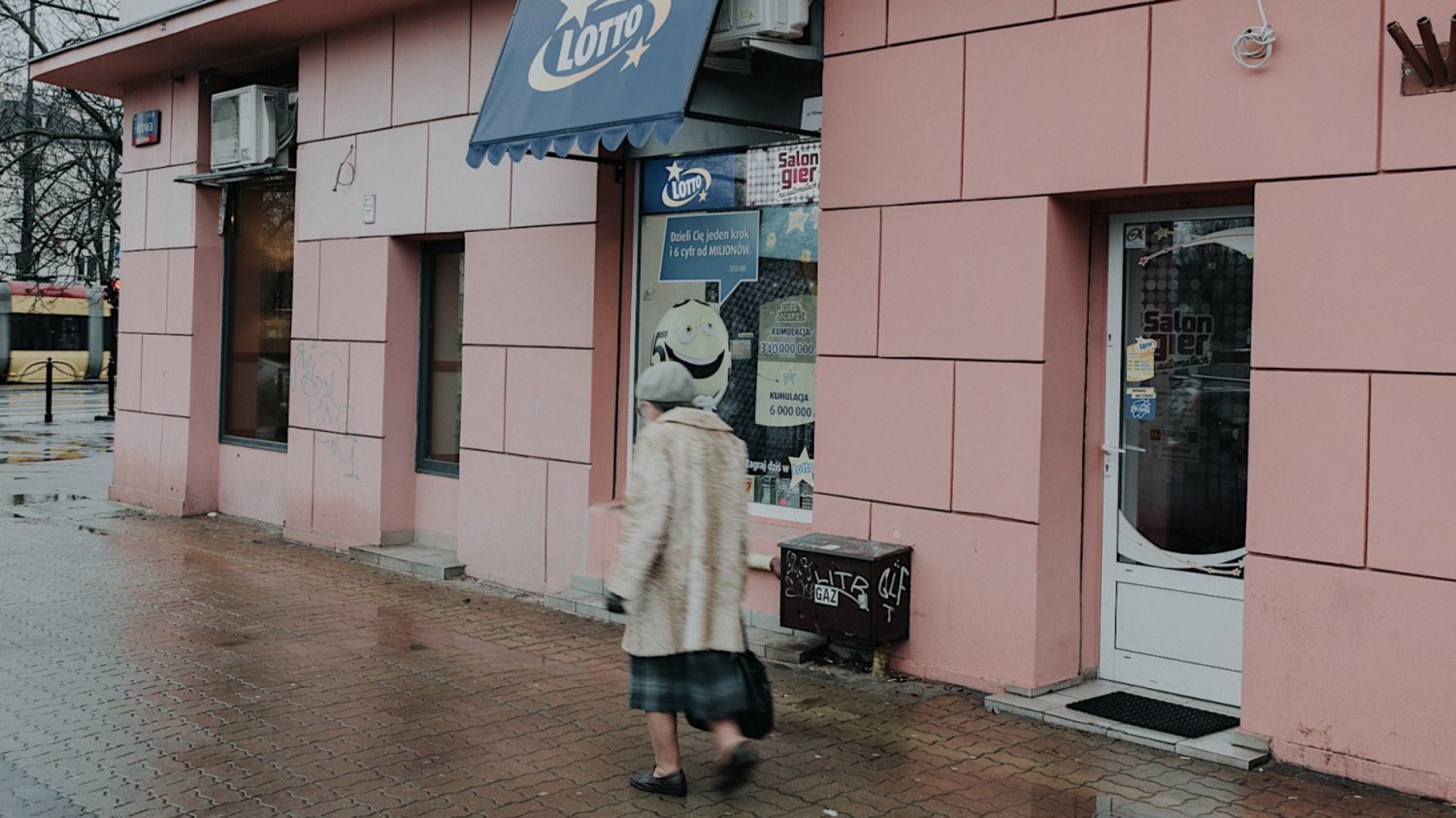 Wielu seniorów uzależnia się od zdrapek i lotka.