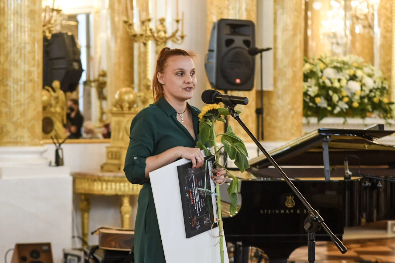 Joanna Mikusek-Przystajko odbiera dyplom Nauczyciela Jutr@