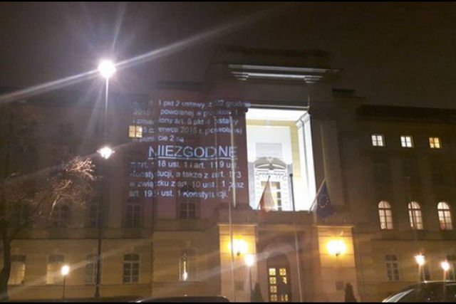 Na gmachu Kancelarii Prezesa Rady Ministrów (KPRM) Partia Razem "opublikowała" nieakceptowany przez PiS wyrok Trybunału Konstytucyjnego. Wystarczył zwykły rzutnik.