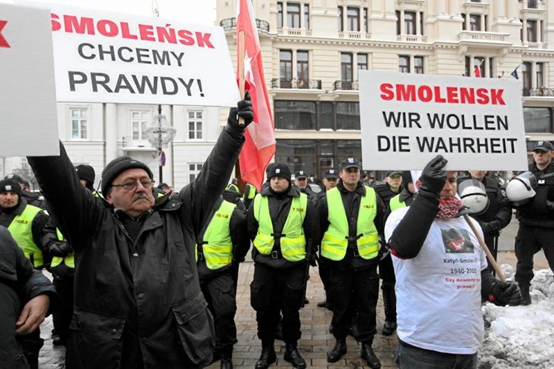 Demonstracja na Krakowskim Przedmieściu podczas wizyty prezydenta Rosji.