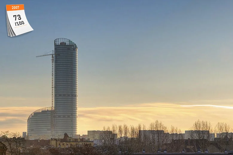 Sky Tower to najwyższy budynek w Polsce - mierzy 212 metrów