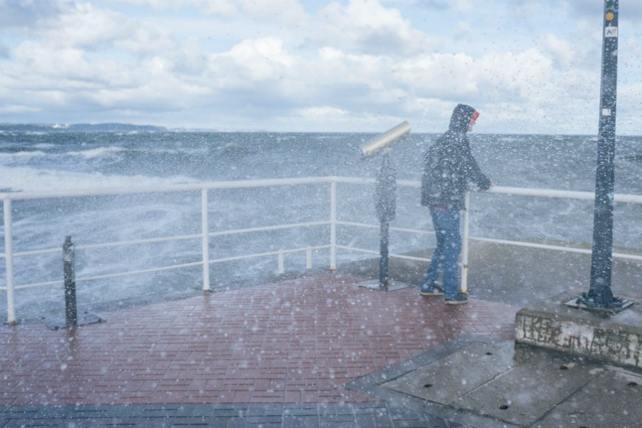 W całej Polsce wciąż wieją silne wiatry a na Bałtyku ma miejsce sztorm.