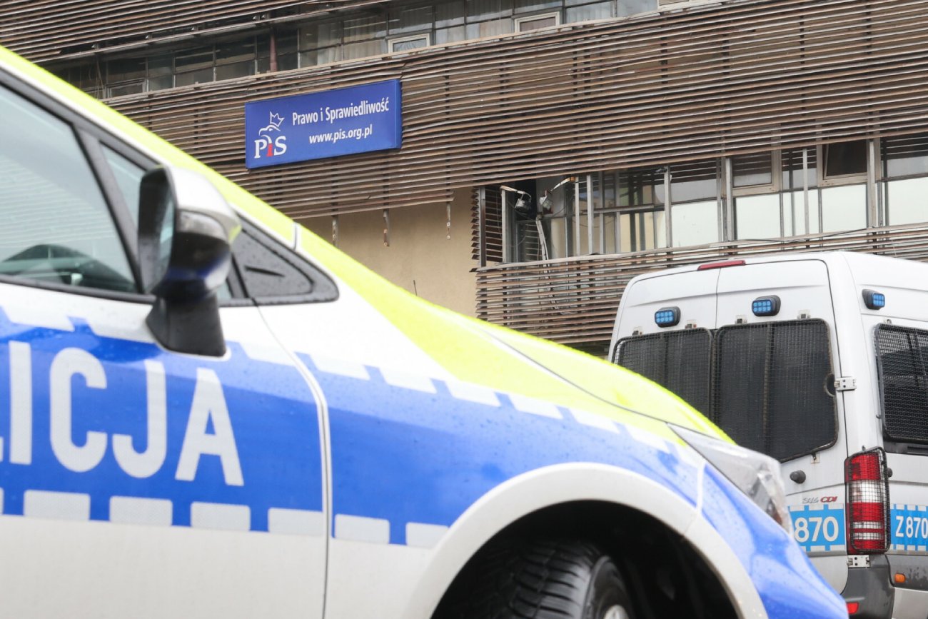 Krzysztof P. wtargnął do siedziby PiS i groził śmiercią. Sąd umorzył sprawę