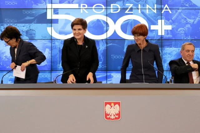 Program miał być sprytnie sfinansowany z pieniędzy banków i marketów. Gdy pojawiły się trudności PiS wybrał pożyczkę  chwilówkę.