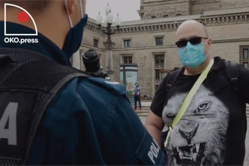OKO.press nagrało, jak policja zatrzymuje mężczyznę, który nie szedł w proteście z przedsiębiorcami.