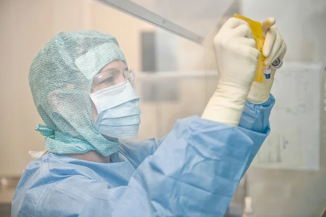 Farmaceutka Nutrico kontrolująca jakość sporządzanej mieszanki do żywienia dożylnego