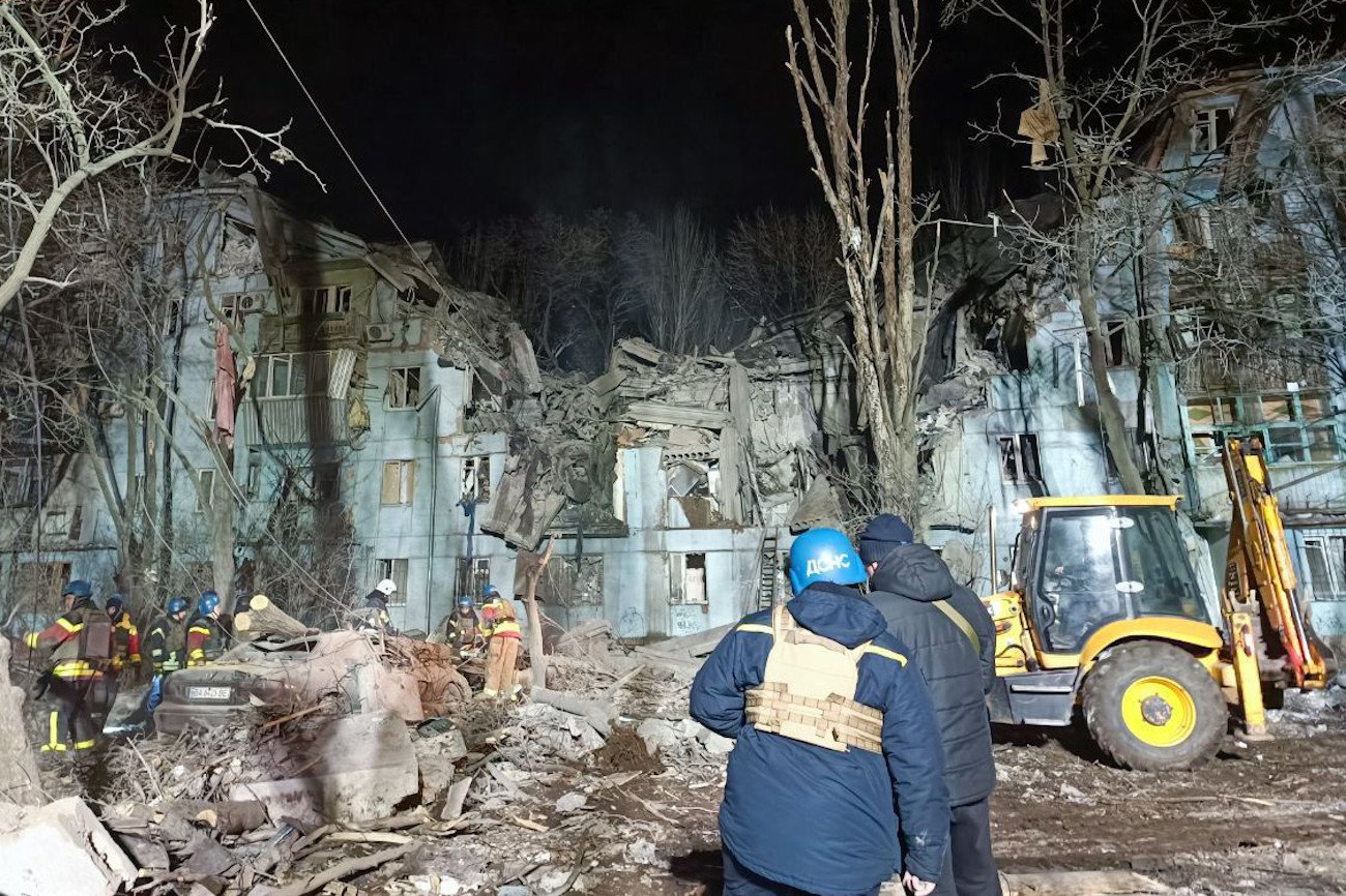 W Zaporożu Rosjanie ostrzelali blok mieszkalny. Uratowano m.in. kobietę w ciąży.