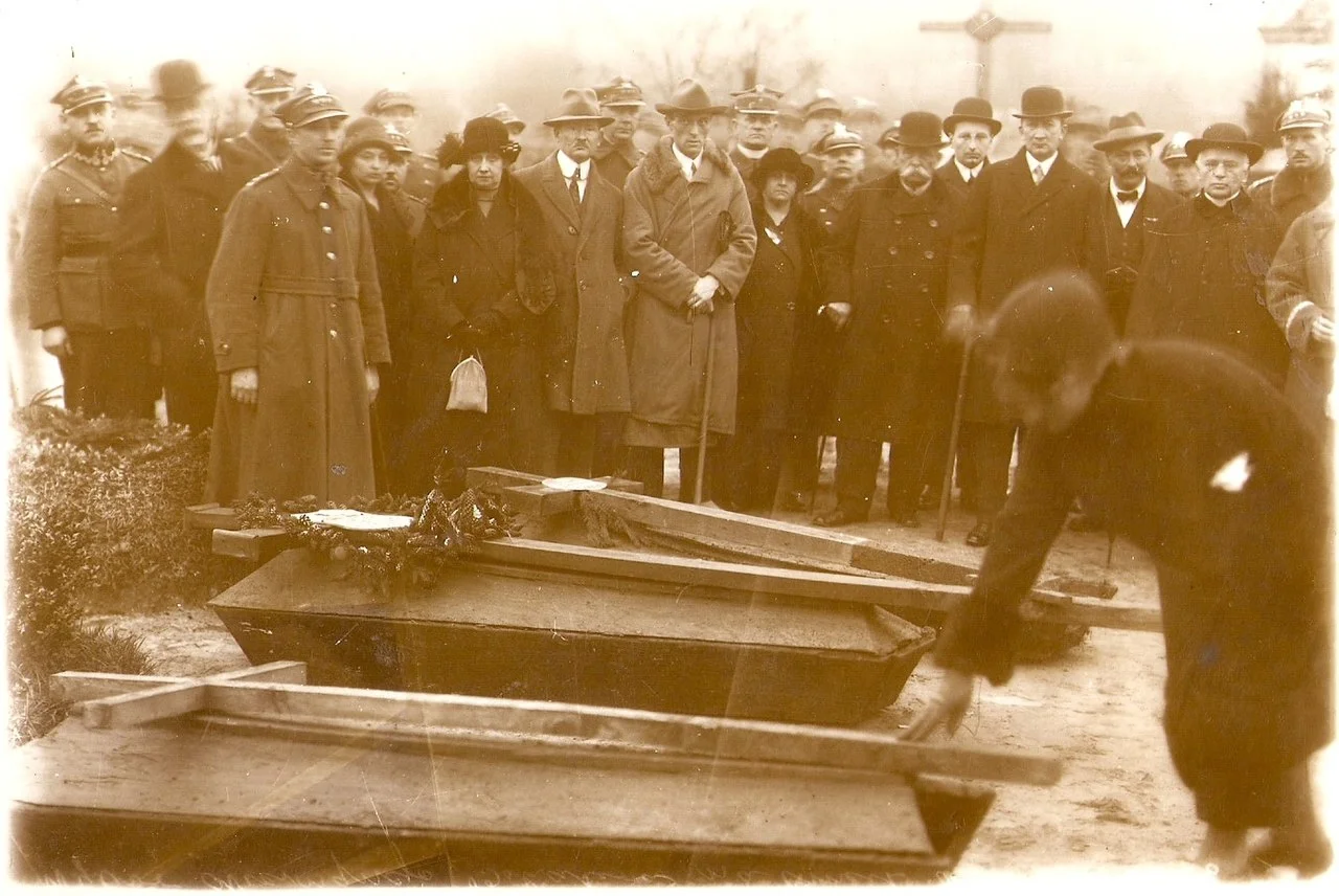 Wybór trumny spośród trzech ekshumowanych.