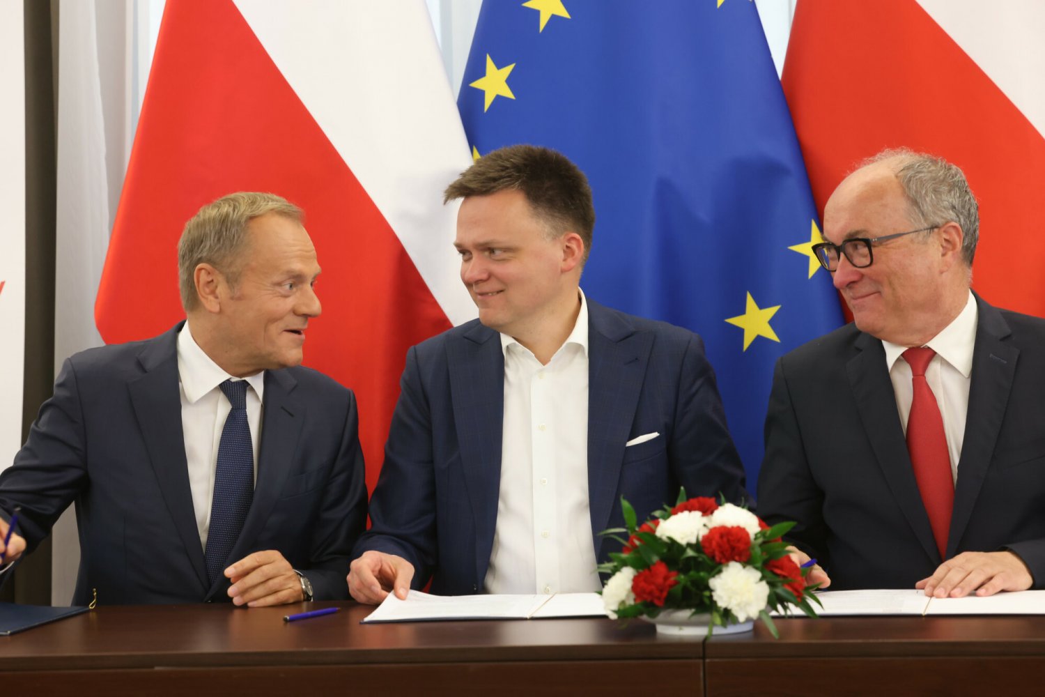 Złe wieści dla PiS i Konfederacji w nowym sondażu. Opozycja z naprawdę wyraźną przewagą Donald Tusk, Szymon Hołownia i Włodzimierz Czarzasty.