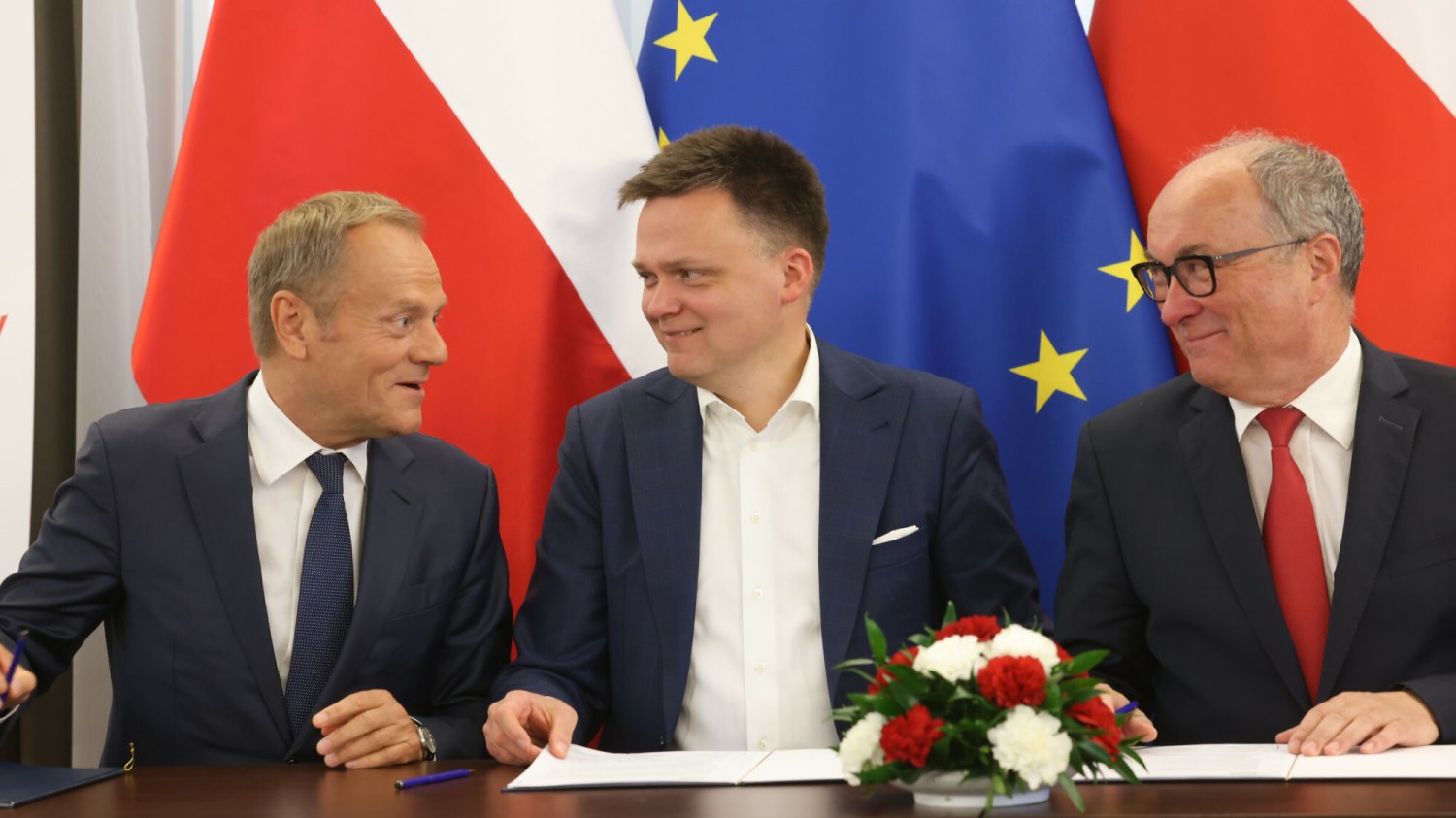 Złe wieści dla PiS i Konfederacji w nowym sondażu. Opozycja z naprawdę wyraźną przewagą Donald Tusk, Szymon Hołownia i Włodzimierz Czarzasty.
