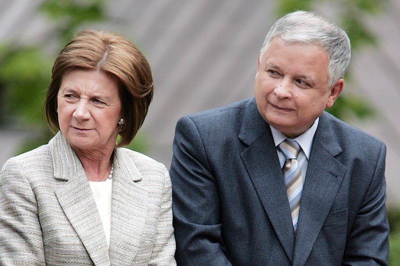Jeśli Maria i Lech Kaczyńscy spoglądają z góry na to, co dzieje się w Polsce, niektóre formy poświęcone im inicjatywy z pewnością ich dziwią...