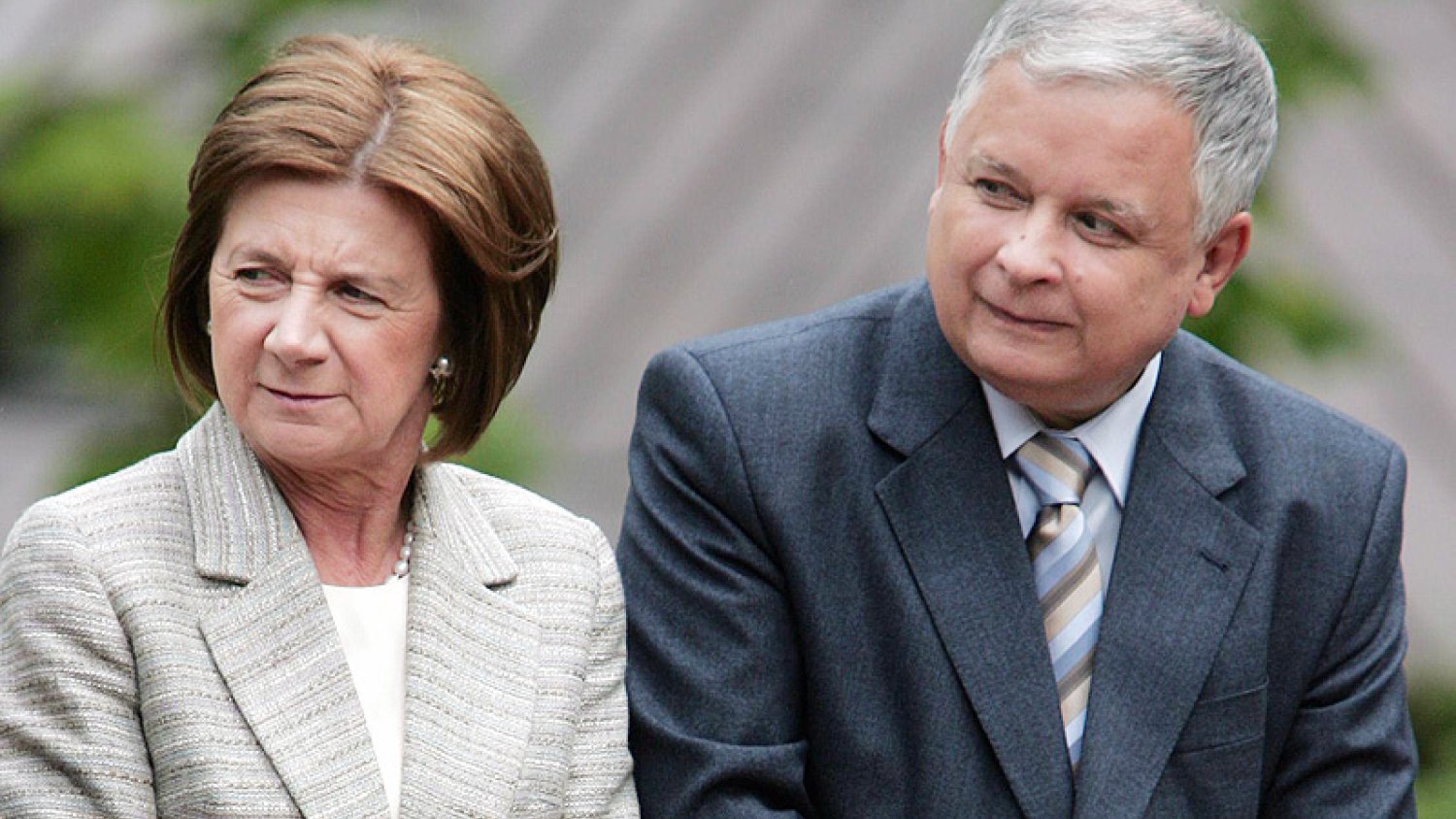 Jeśli Maria i Lech Kaczyńscy spoglądają z góry na to, co dzieje się w Polsce, niektóre formy poświęcone im inicjatywy z pewnością ich dziwią...