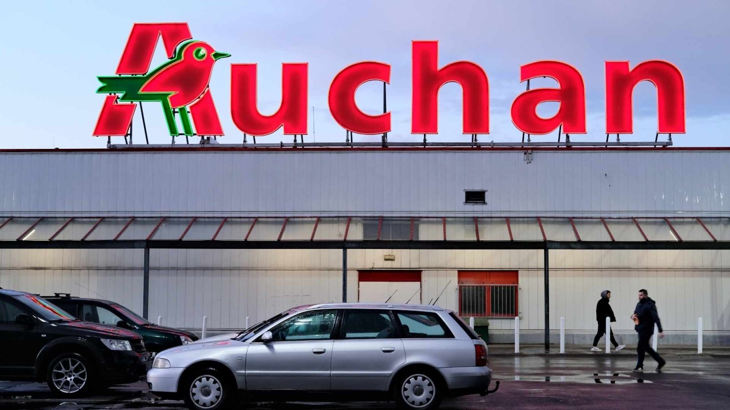 Auchan ma pilny komunikat dla klientów. Z półek znikają mandarynki i goździki.