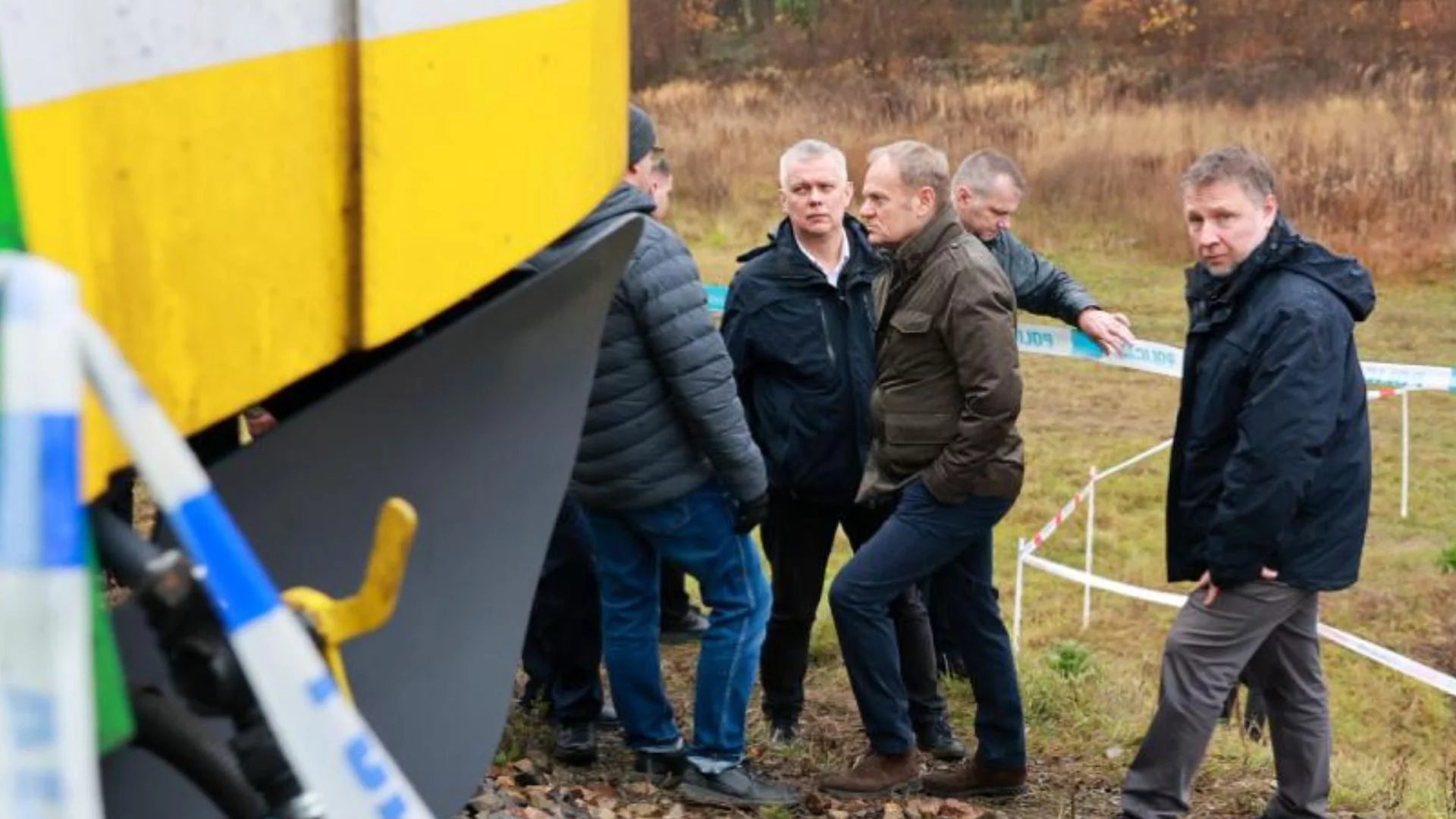 Był też drugi incydent na torach. Zatrzymano pociąg z 475 pasażerami Donald Tusk, Tomasz Siemoniak i Marcin Kierwiński w rejonie stacji PKP Mika, gdzie doszło do aktu dywersji