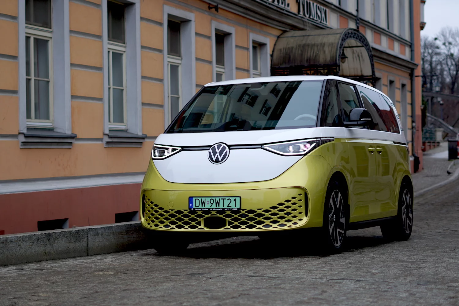 ID. Buzz to następca kultowego Volkswagena T1. Na ulicach wzbudza sensację – ludzie odwracają za nim głowy.