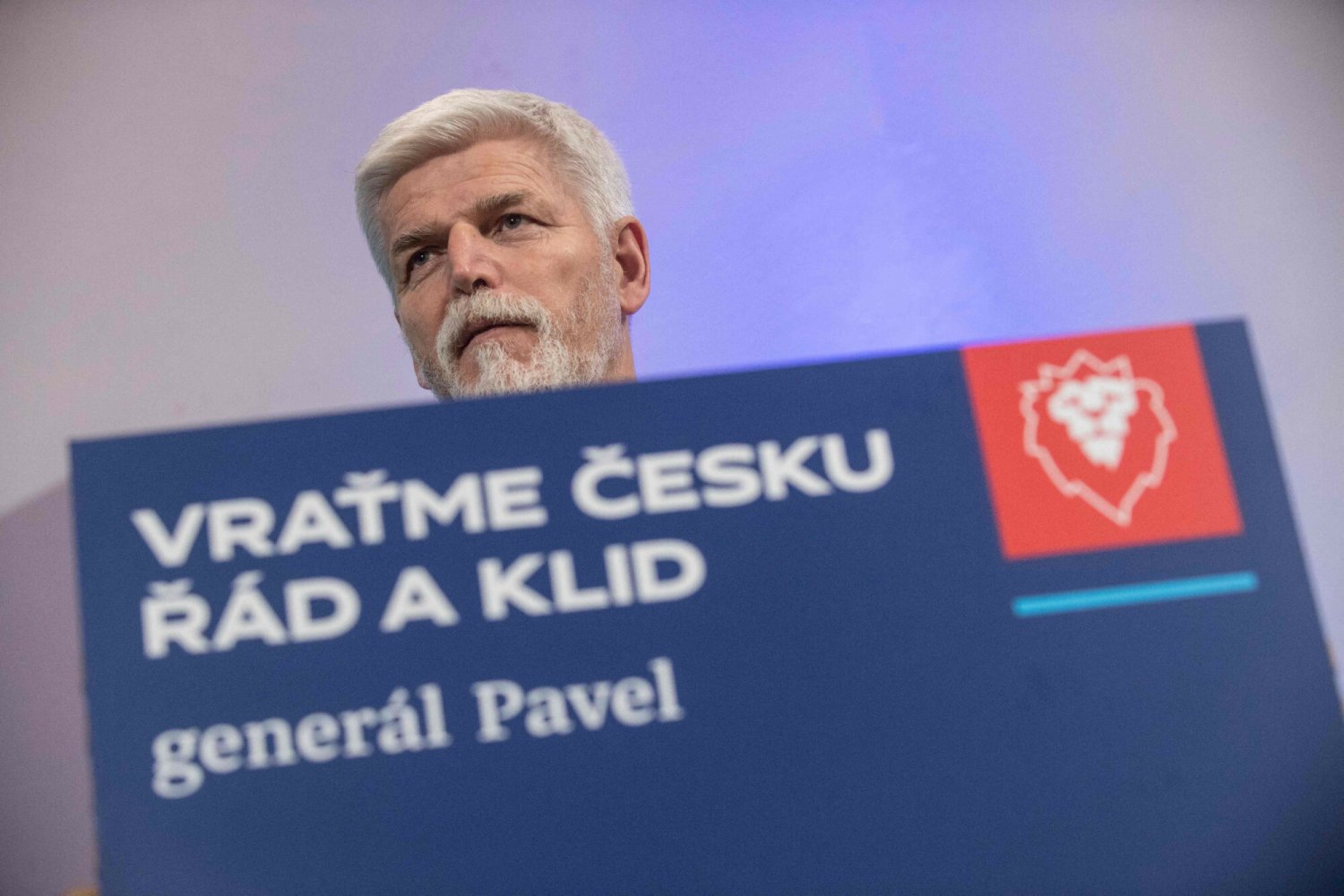 Kandydat niezależny, emerytowany generał Petr Pavel wygrał pierwszą turę wyborów prezydenckich w Czechach.