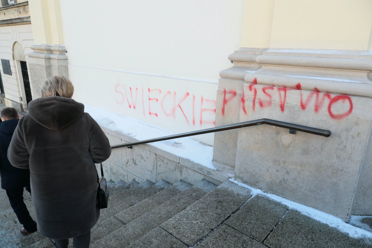 Na fasadzie kościoła w Warszawie pojawiły się m.in. napisy "PiS won".