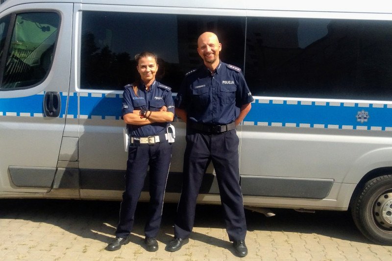 Policjanci na urlopie uratowali na Słowacji ofiarę wypadku, w którym auto spadło 8 metrów w dół z wiaduktu.