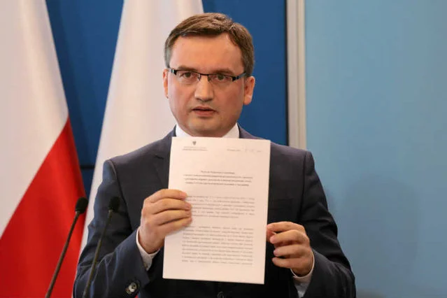 Zbigniew Ziobro straszy? W telewizji mówił o tym, że poprzedni rząd planował umieścić 70 tys. uchodźców na terenach baz wojsk radzieckich.
