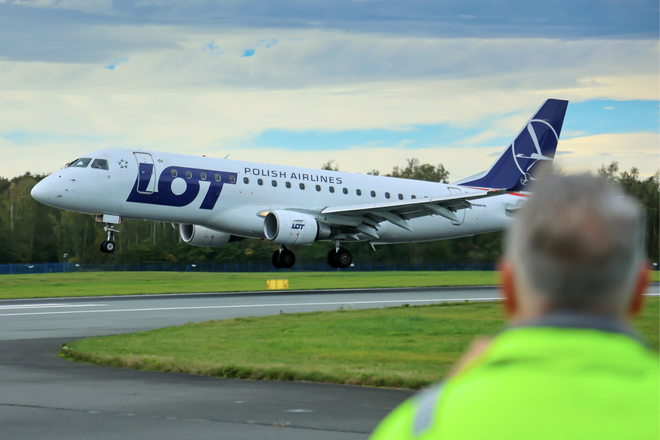 Awaryjne lądowanie samolotu w Warszawie Samolot LOT na Lotnisku Chopina w Warszawie