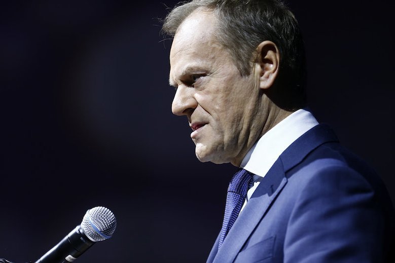 Donald Tusk traci zaufanie Polek i Polaków .