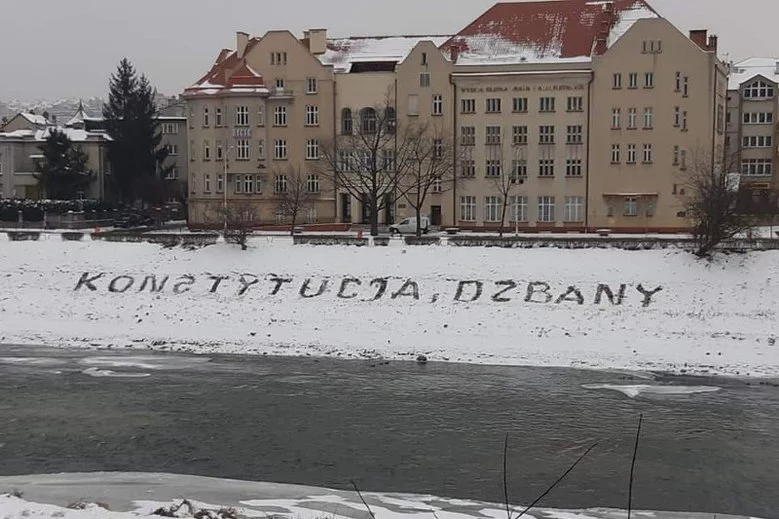 Napis przed biurem Marka Kuchcińskiego.