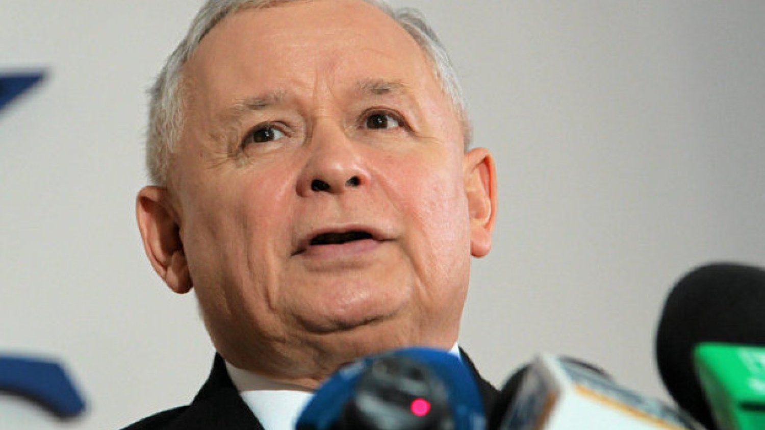 PiS prowadzi w sondażach.